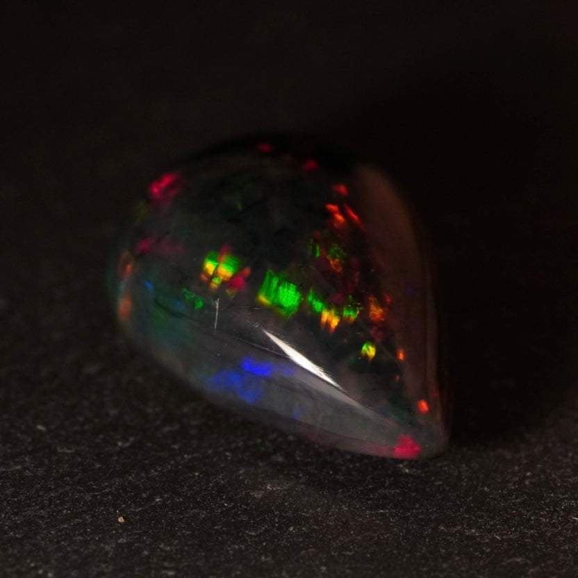2.95 Karat wunderschöner dunkler Welo-Opal - Ténèbres Opal