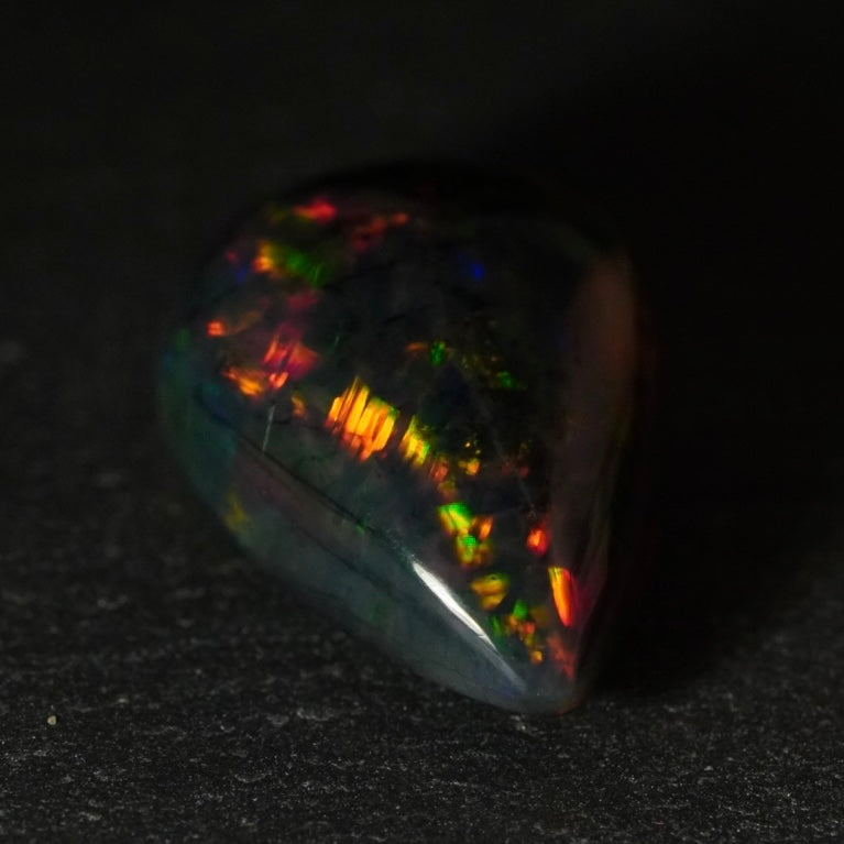 2.95 Karat wunderschöner dunkler Welo-Opal - Ténèbres Opal