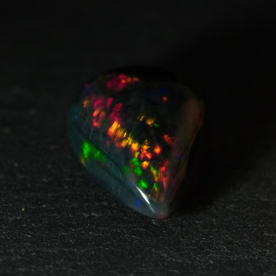 2.95 Karat wunderschöner dunkler Welo-Opal - Ténèbres Opal