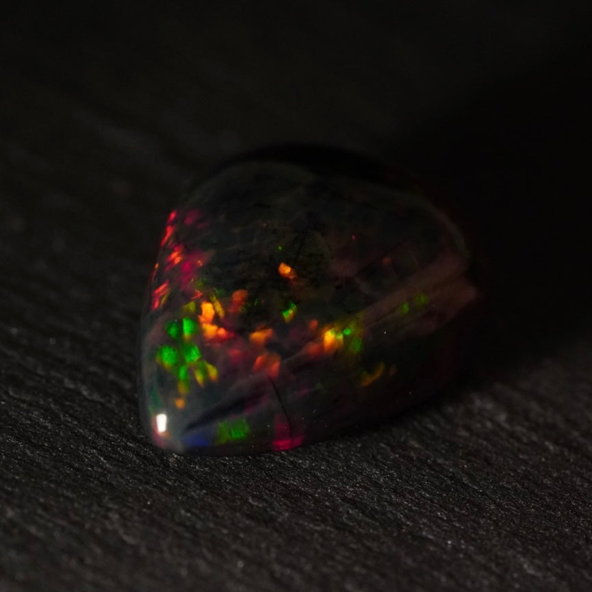 2.95 Karat wunderschöner dunkler Welo-Opal - Ténèbres Opal