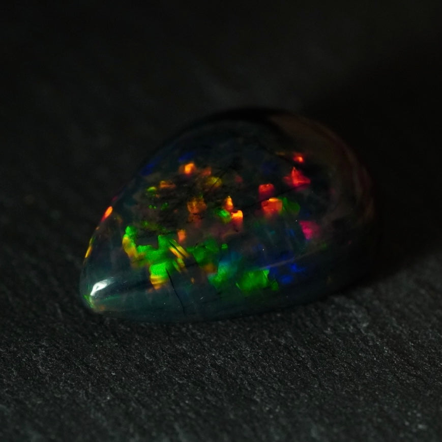 2.95 Karat wunderschöner dunkler Welo-Opal - Ténèbres Opal