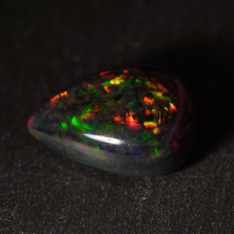 2.95 Karat wunderschöner dunkler Welo-Opal - Ténèbres Opal