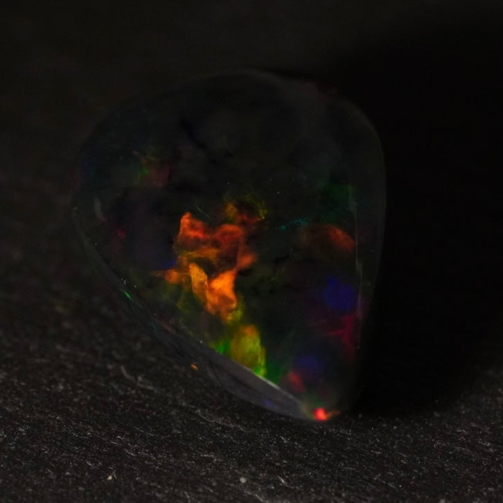 6.34 Karat bezaubernder, äthiopischer Welo-Opal - Ténèbres Opal