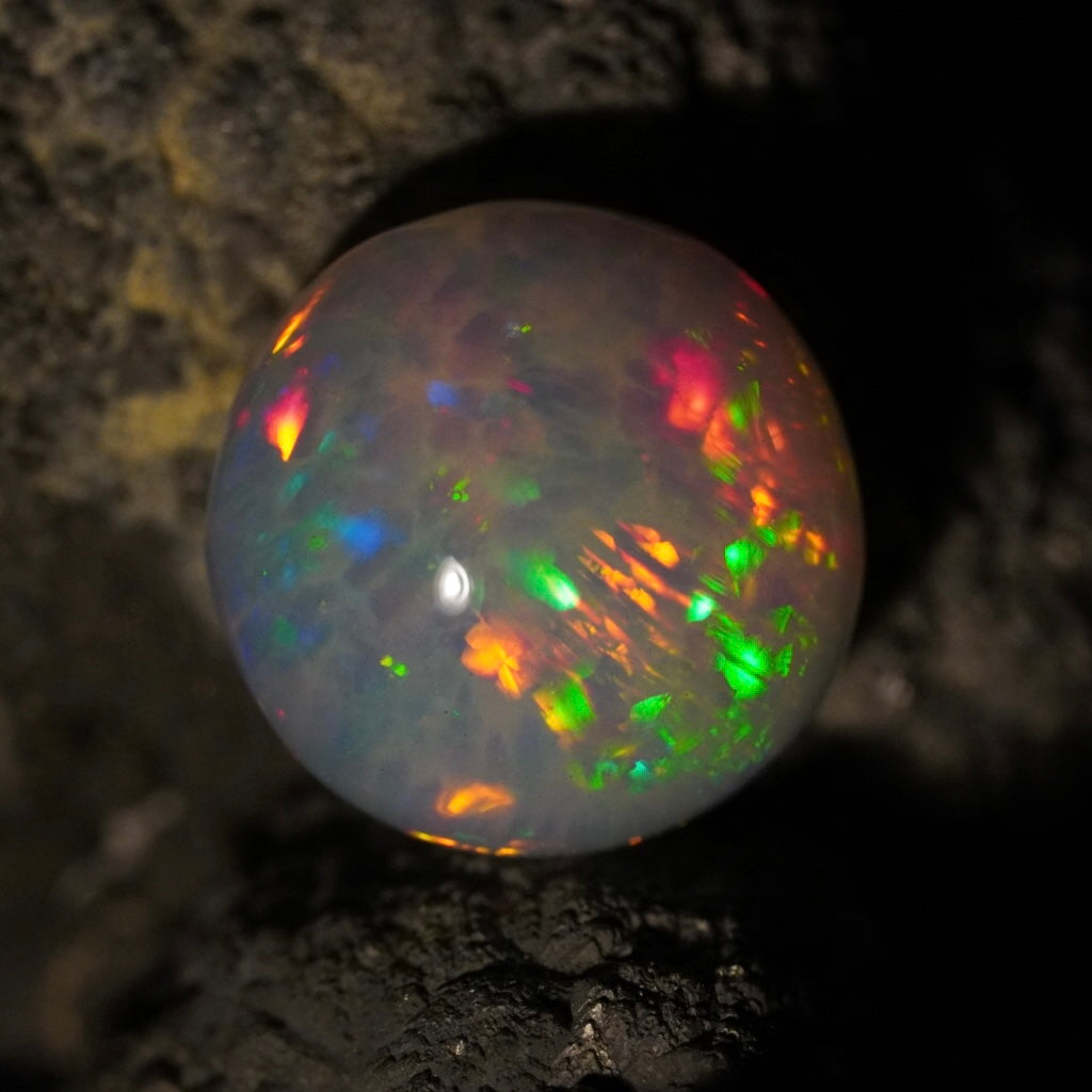 3.18 Karat wunderschönes Farbspektakel, äthiopischer Welo-Opal - Éclaire Opal
