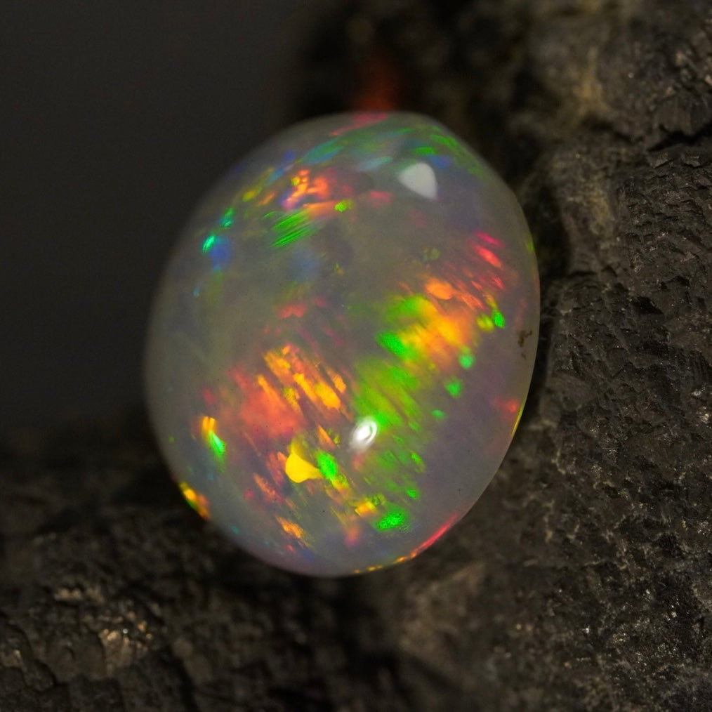 3.18 Karat wunderschönes Farbspektakel, äthiopischer Welo-Opal - Éclaire Opal