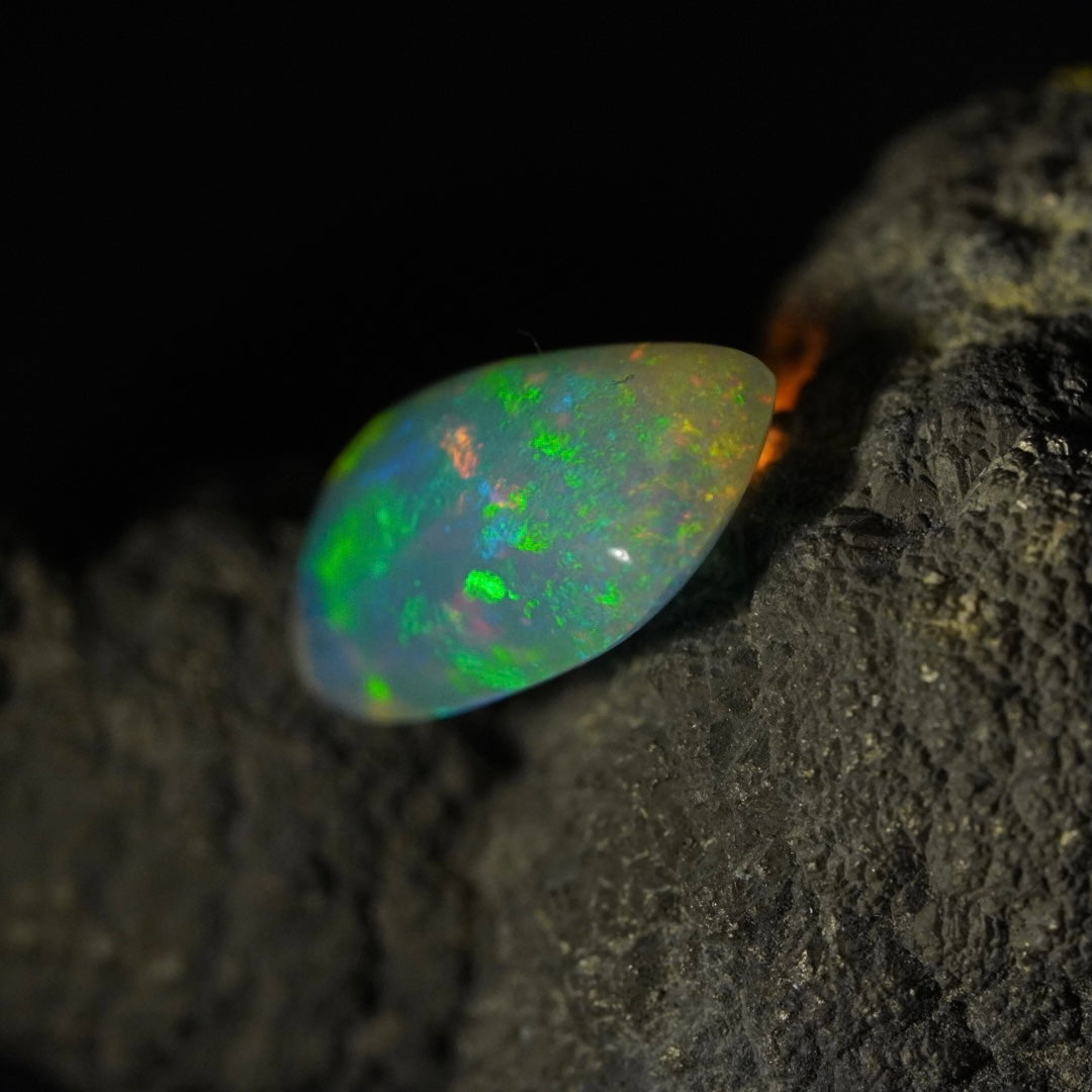 3.28 Karat wunderschöner natürlicher äthiopischer Welo-Opal - Éclaire Opal