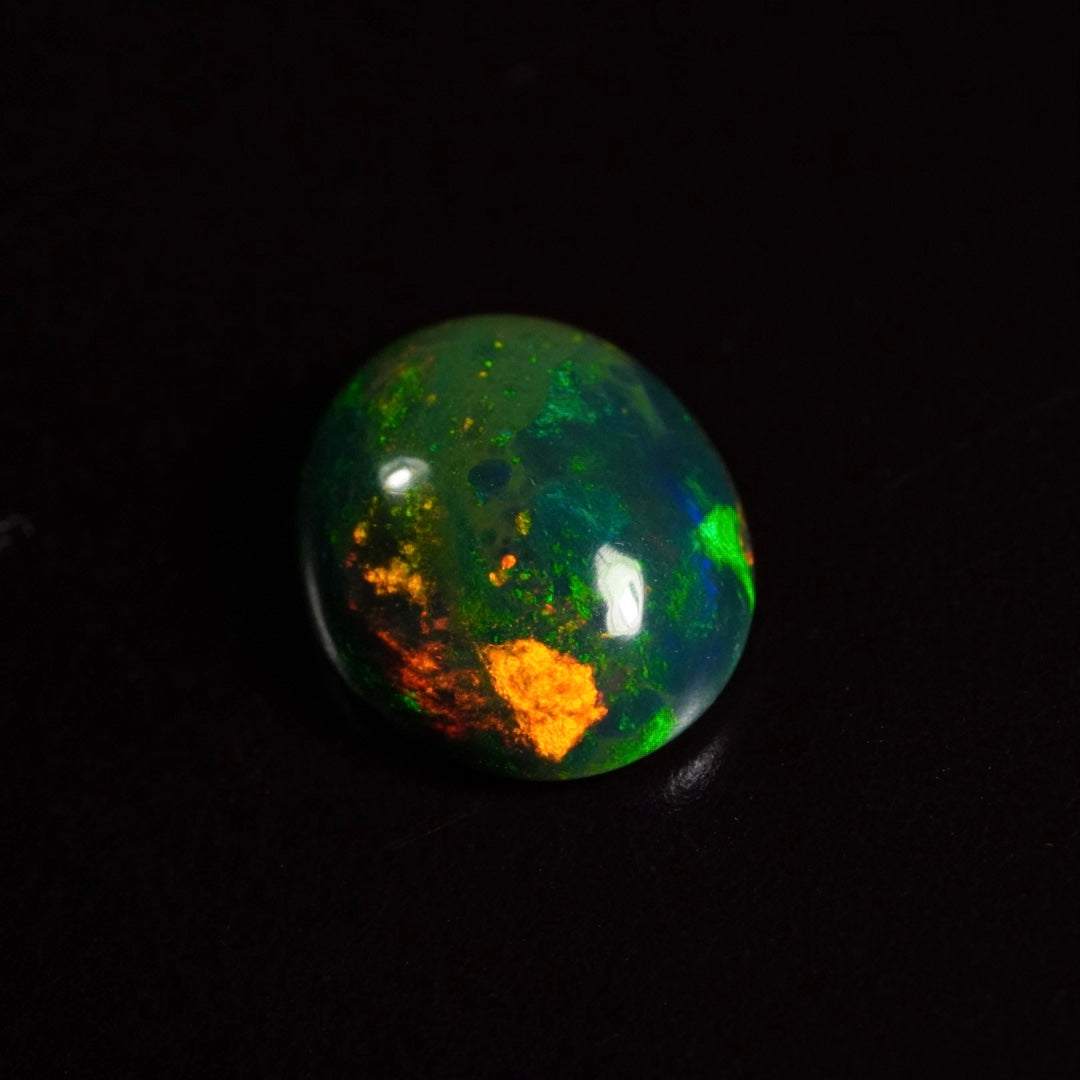 1.39 Karat wunderschönes Universum, dunkler Welo-Opal - Ténèbres Opal
