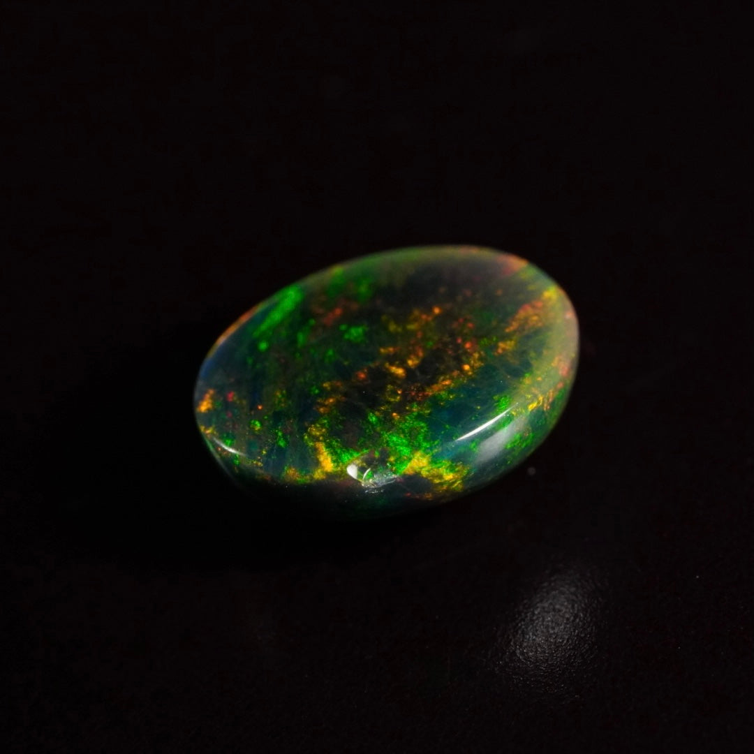 1.39 Karat wunderschönes Universum, dunkler Welo-Opal - Ténèbres Opal
