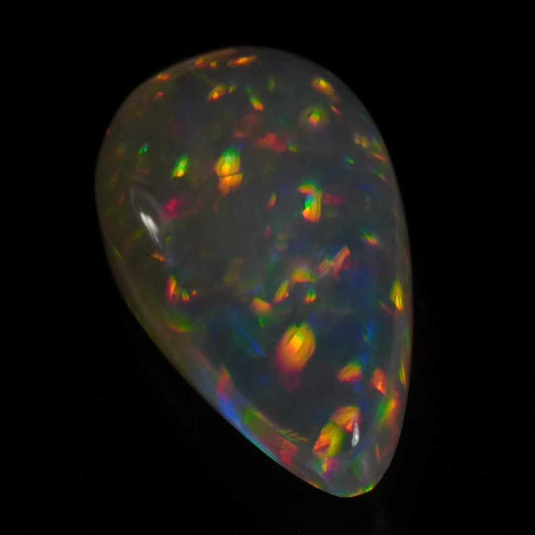 5.75 Karat atemberaubender, natürlicher äthiopischer Welo-Opal mit schönsten Pinfire-Muster - Éclaire Opal.