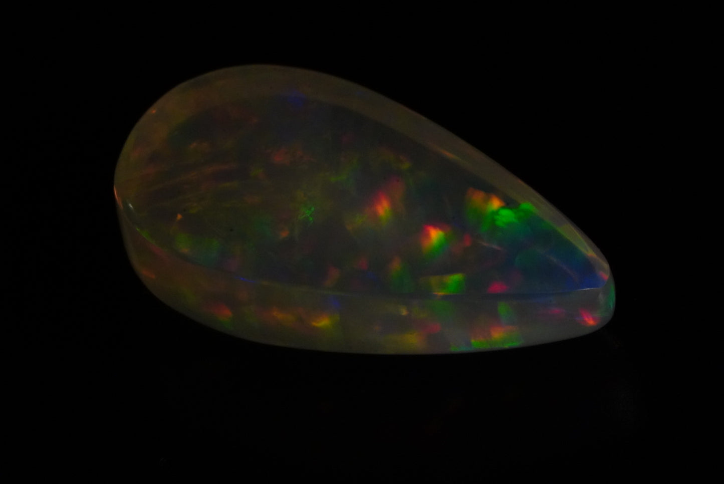 5.75 Karat atemberaubender, natürlicher äthiopischer Welo-Opal mit schönsten Pinfire-Muster - Éclaire Opal.