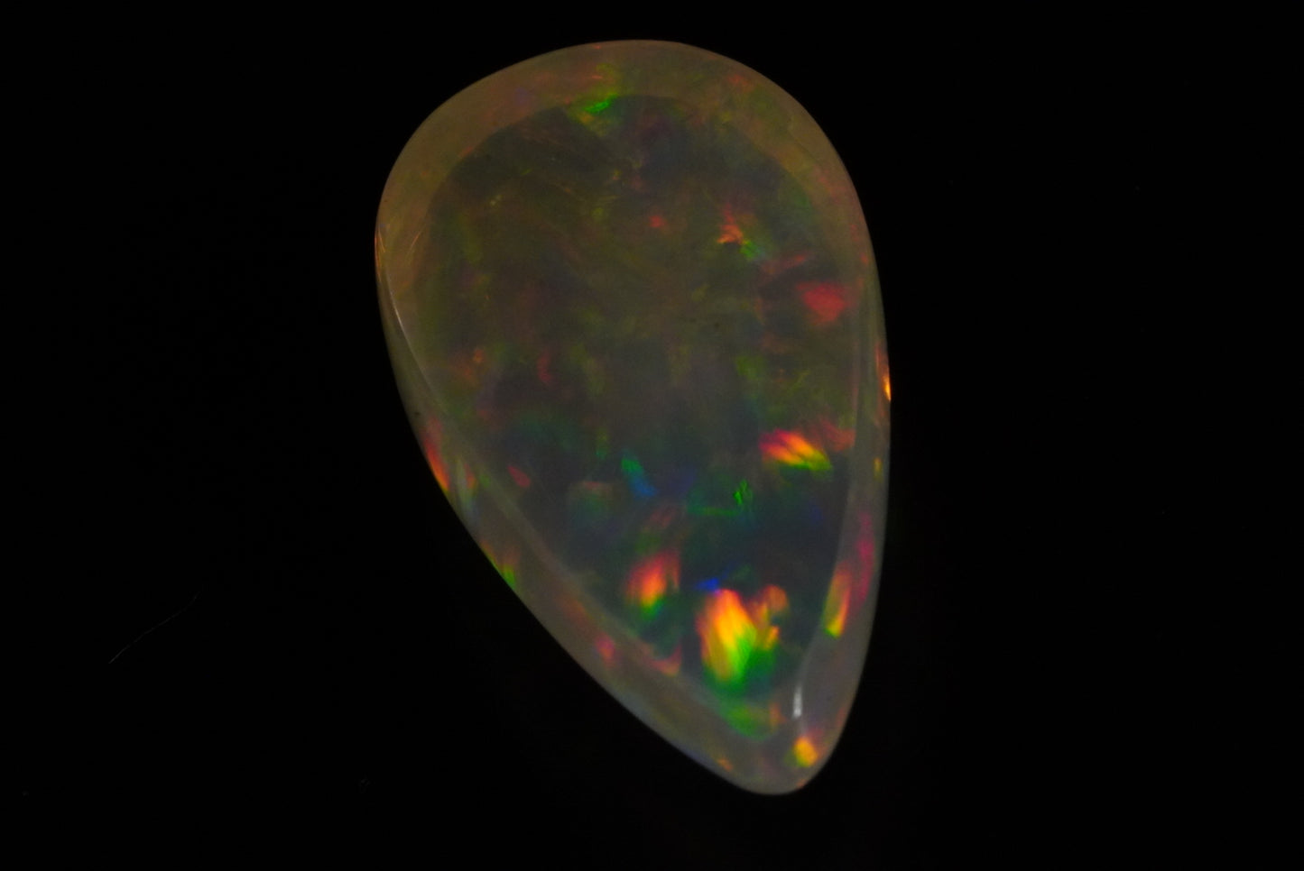 5.75 Karat atemberaubender, natürlicher äthiopischer Welo-Opal mit schönsten Pinfire-Muster - Éclaire Opal.