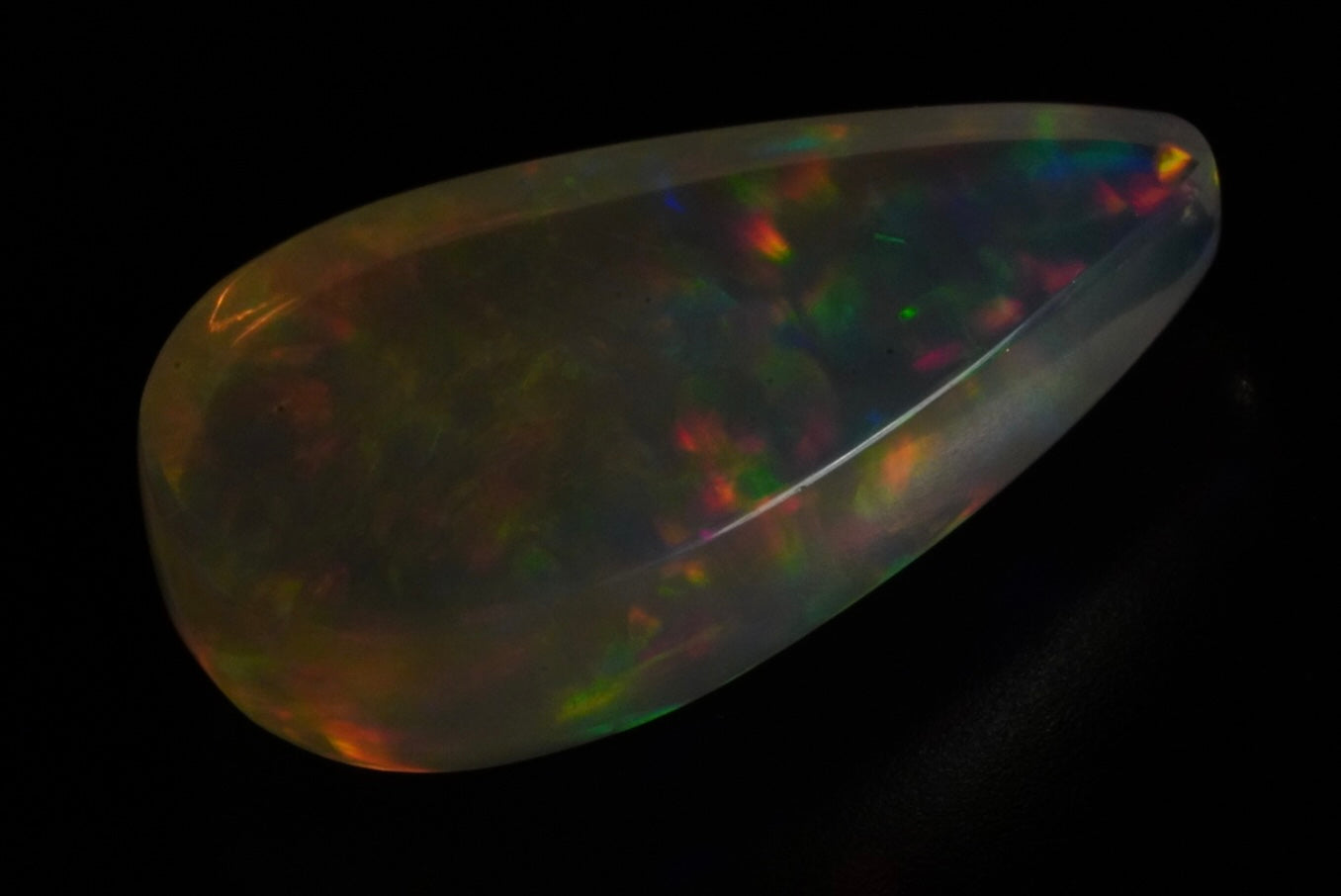 5.75 Karat atemberaubender, natürlicher äthiopischer Welo-Opal mit schönsten Pinfire-Muster - Éclaire Opal.