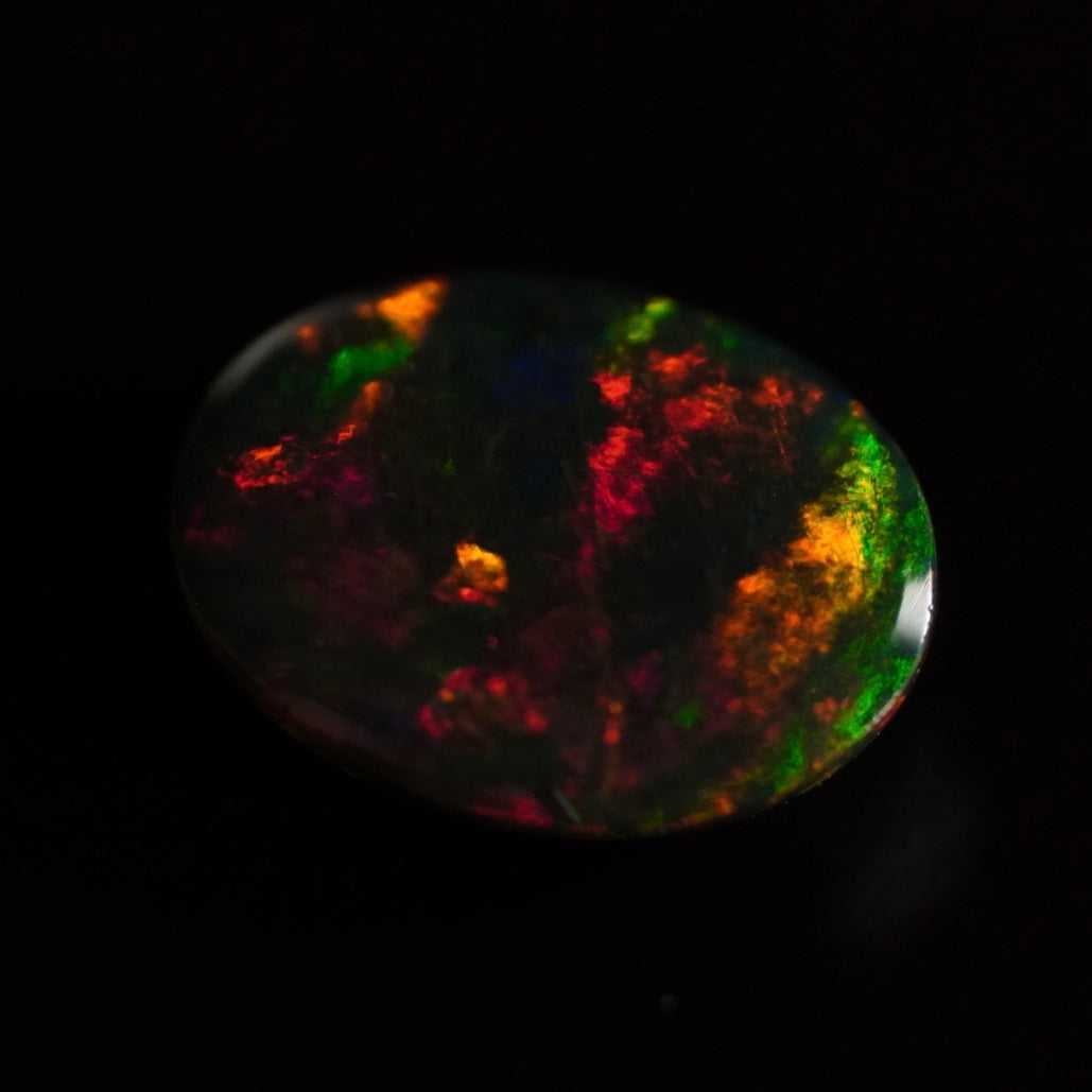 1.75 Karat wunderschöne Farben, Farb-Welo-Opal - Ténèbres Opal