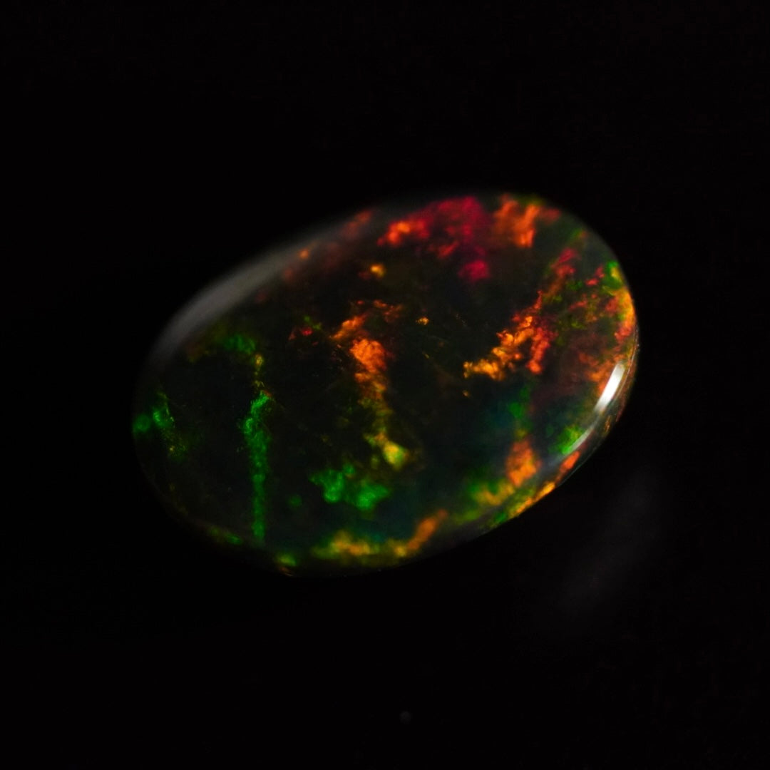1.75 Karat wunderschöne Farben, Farb-Welo-Opal - Ténèbres Opal