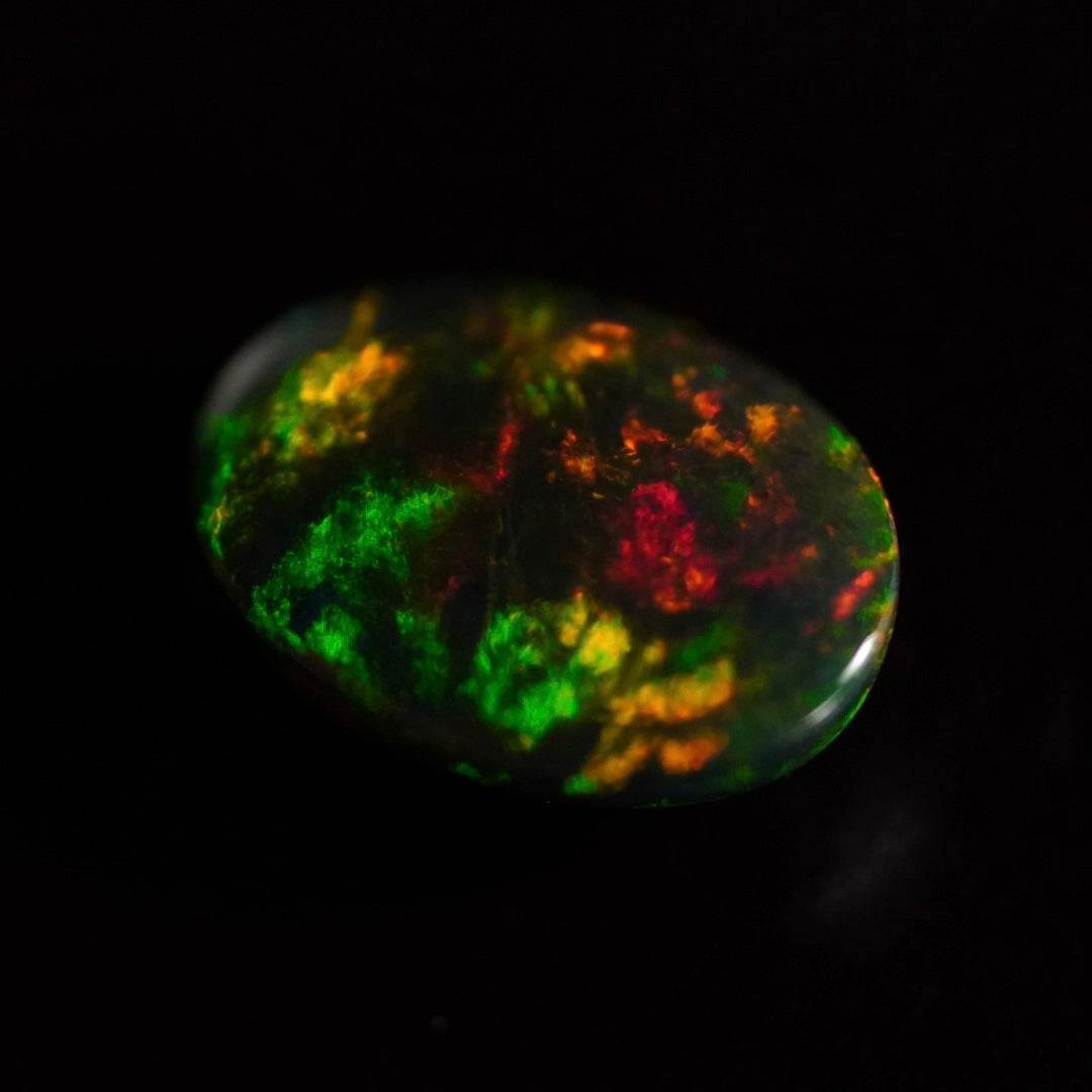 1.75 Karat wunderschöne Farben, Farb-Welo-Opal - Ténèbres Opal