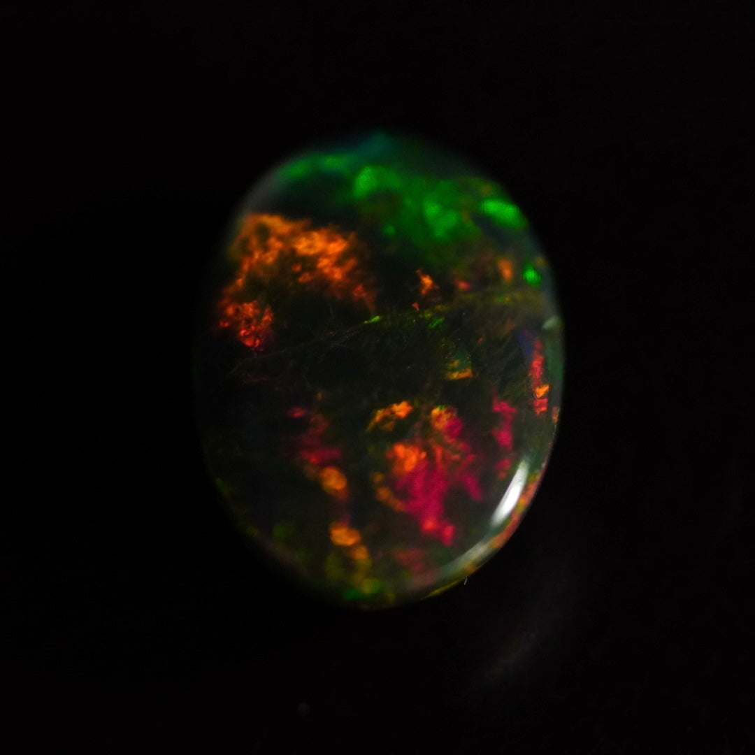 1.75 Karat wunderschöne Farben, Farb-Welo-Opal - Ténèbres Opal