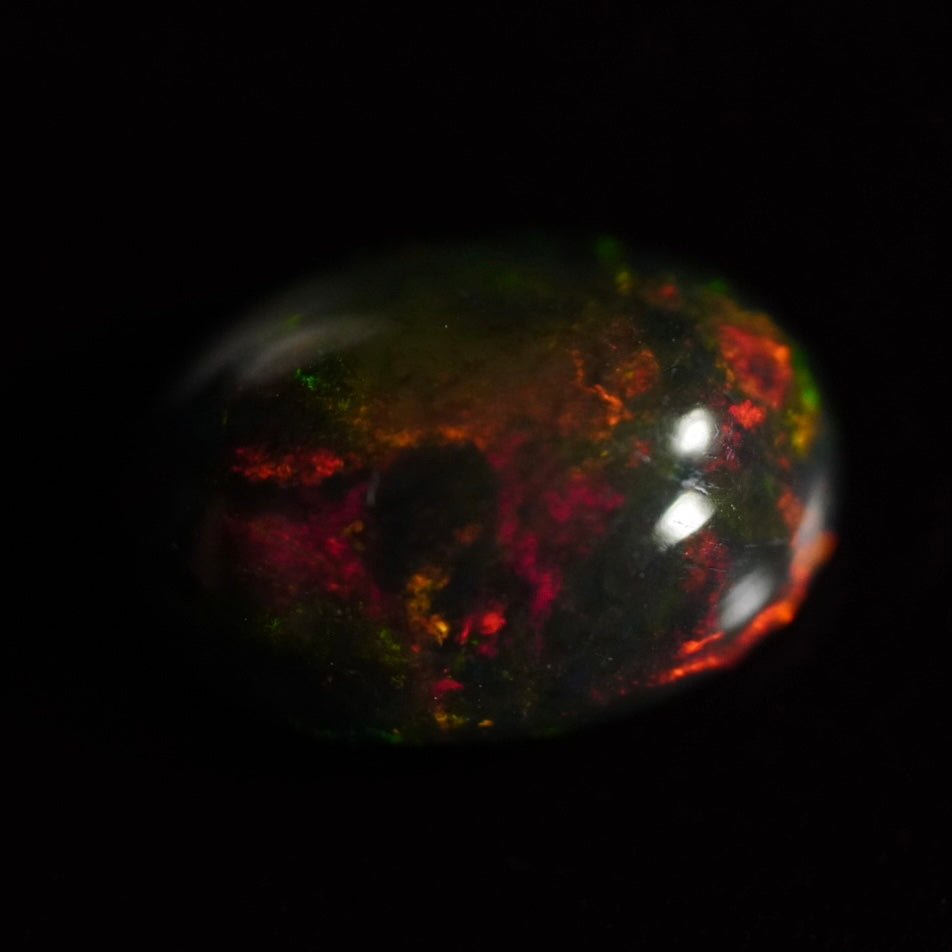 1.75 Karat wunderschöne Farben, Farb-Welo-Opal - Ténèbres Opal