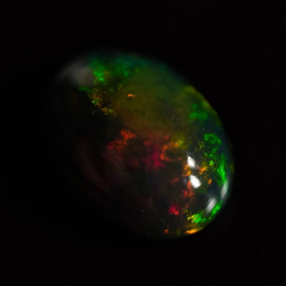 1.75 Karat wunderschöne Farben, Farb-Welo-Opal - Ténèbres Opal