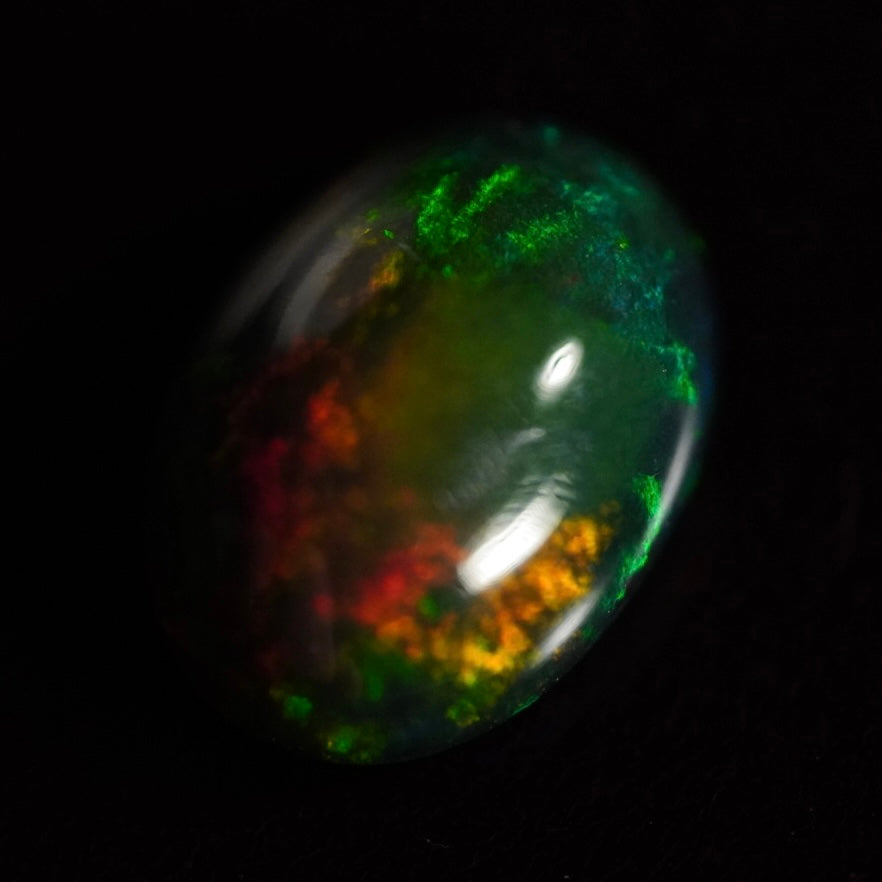 1.75 Karat wunderschöne Farben, Farb-Welo-Opal - Ténèbres Opal