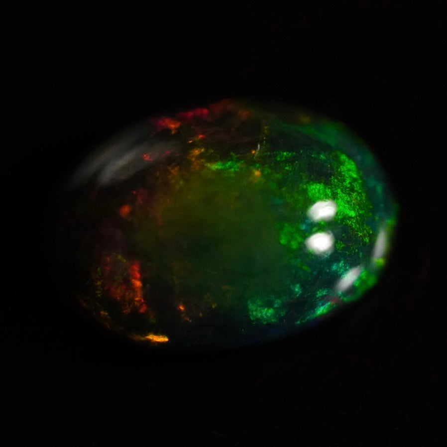 1.75 Karat wunderschöne Farben, Farb-Welo-Opal - Ténèbres Opal