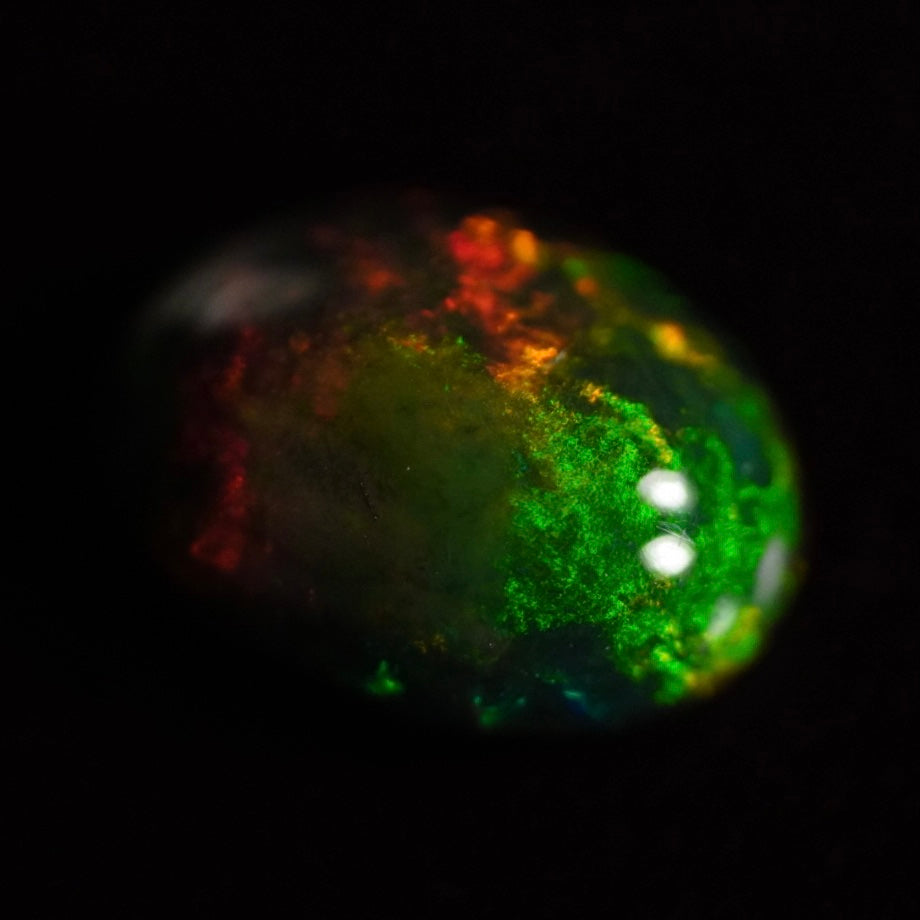 1.75 Karat wunderschöne Farben, Farb-Welo-Opal - Ténèbres Opal