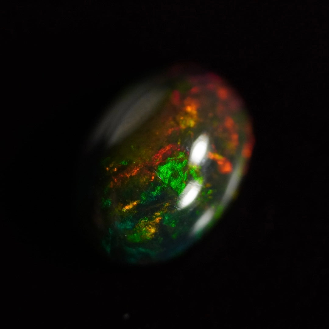 1.75 Karat wunderschöne Farben, Farb-Welo-Opal - Ténèbres Opal