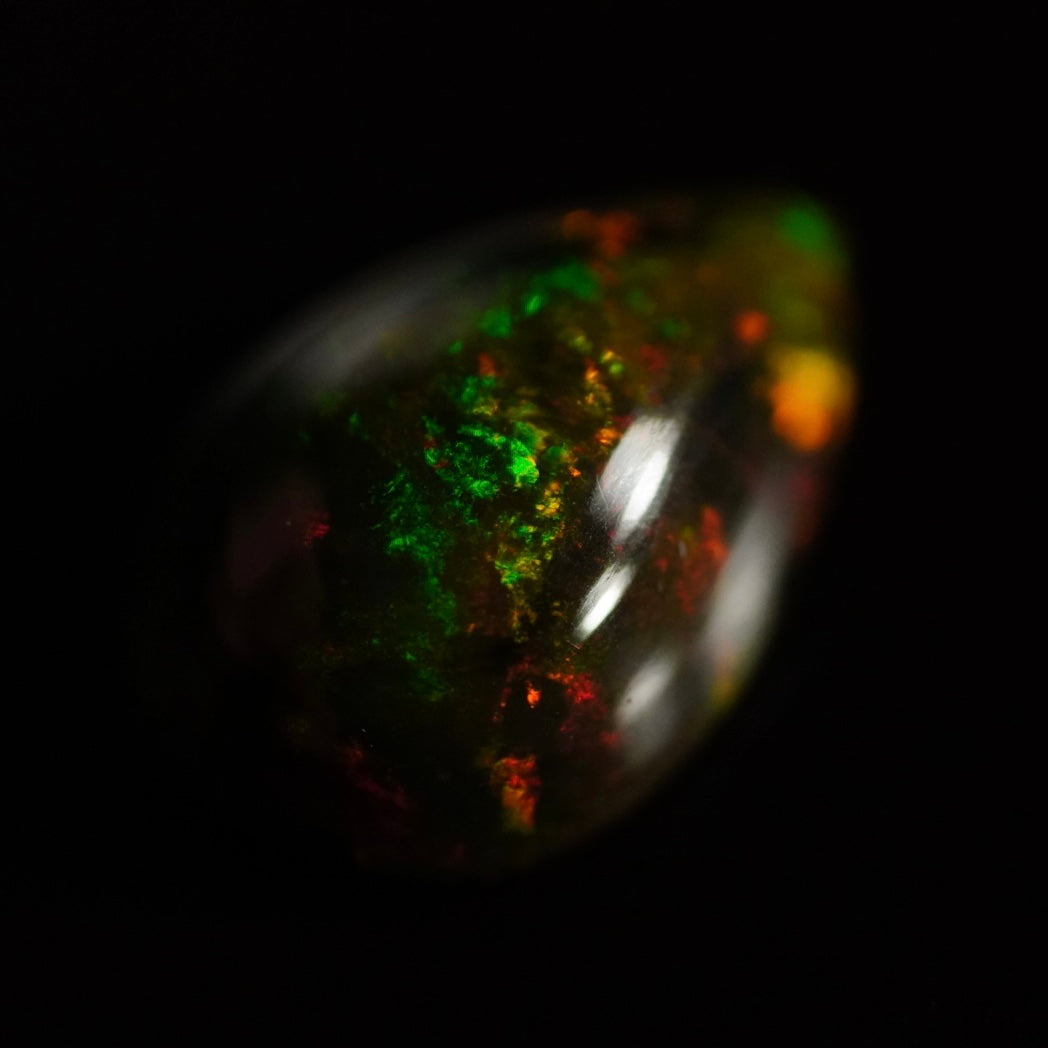 1.70 Karat traumhaftes Universum, dukler Farb-Welo-Opal - Ténèbres Opal