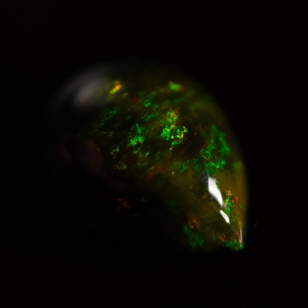 1.70 Karat traumhaftes Universum, dukler Farb-Welo-Opal - Ténèbres Opal