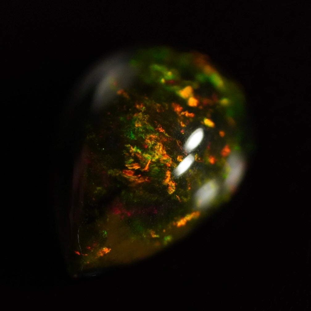 1.70 Karat traumhaftes Universum, dukler Farb-Welo-Opal - Ténèbres Opal