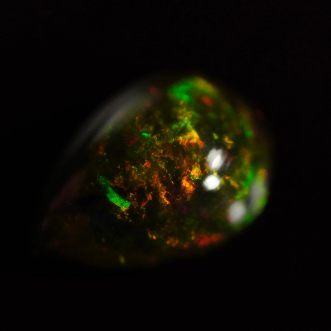 1.70 Karat traumhaftes Universum, dukler Farb-Welo-Opal - Ténèbres Opal