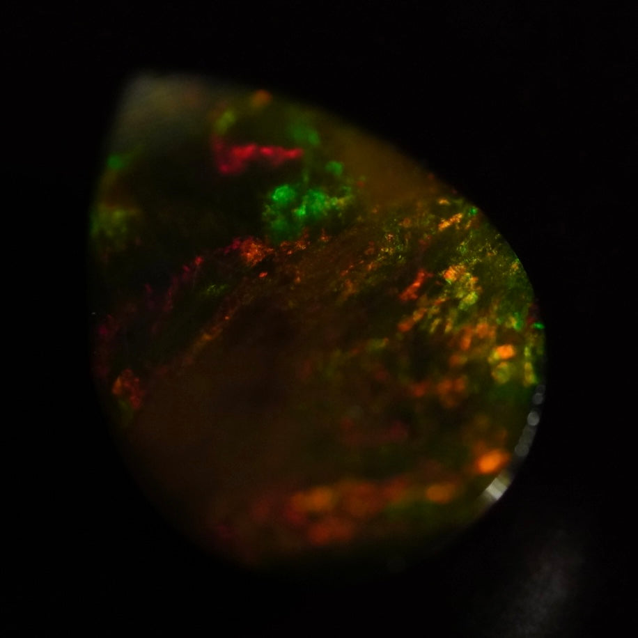 1.70 Karat traumhaftes Universum, dukler Farb-Welo-Opal - Ténèbres Opal