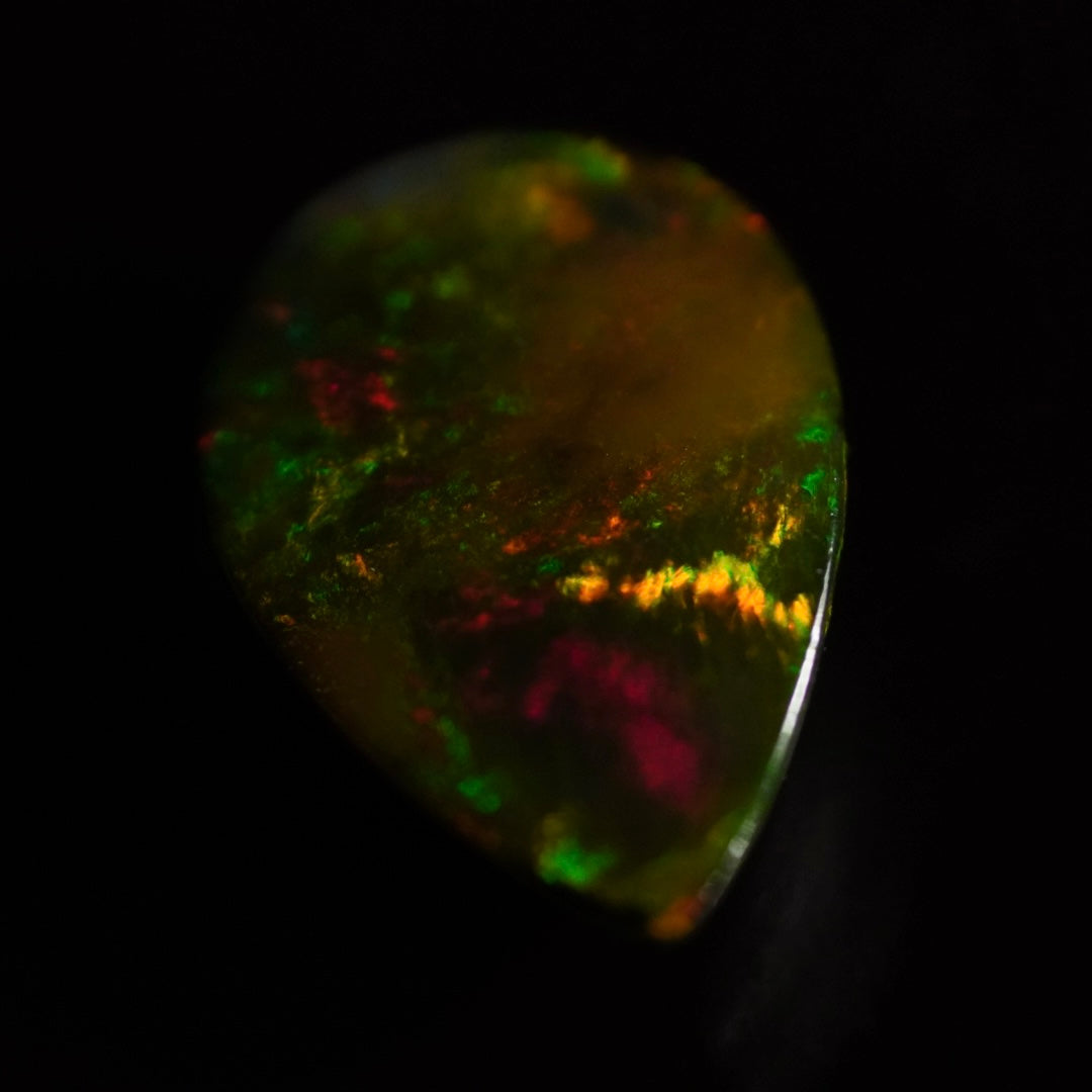 1.70 Karat traumhaftes Universum, dukler Farb-Welo-Opal - Ténèbres Opal