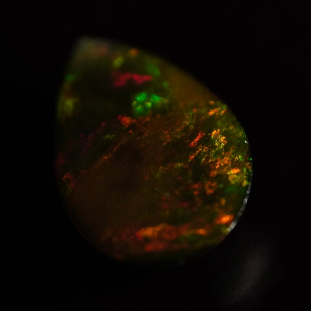 1.70 Karat traumhaftes Universum, dukler Farb-Welo-Opal - Ténèbres Opal