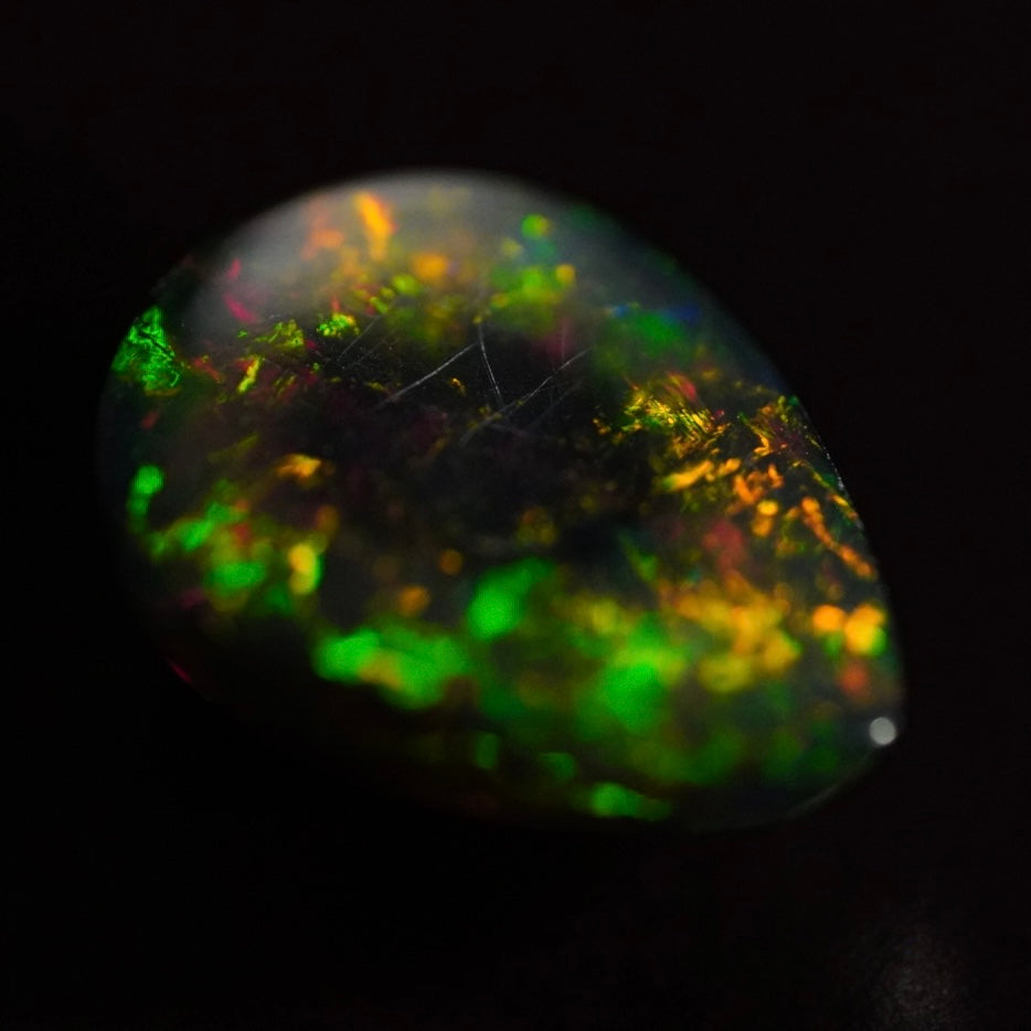 2.70 Karat wunderschöne Farben, dunkler Welo Opal - Ténèbres Opal