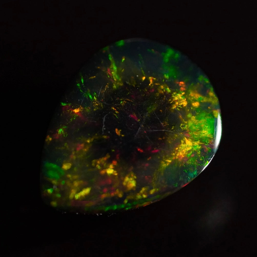 2.70 Karat wunderschöne Farben, dunkler Welo Opal - Ténèbres Opal