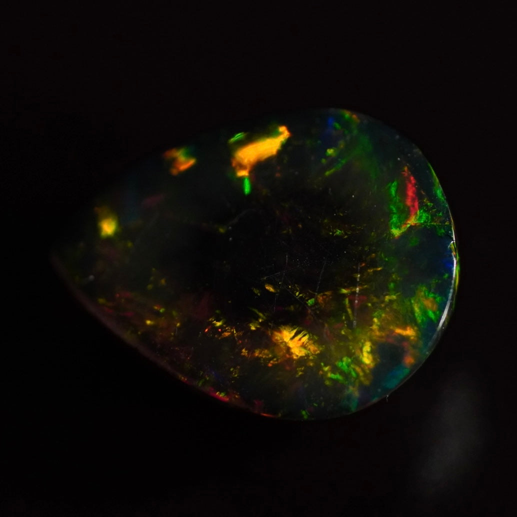 2.70 Karat wunderschöne Farben, dunkler Welo Opal - Ténèbres Opal