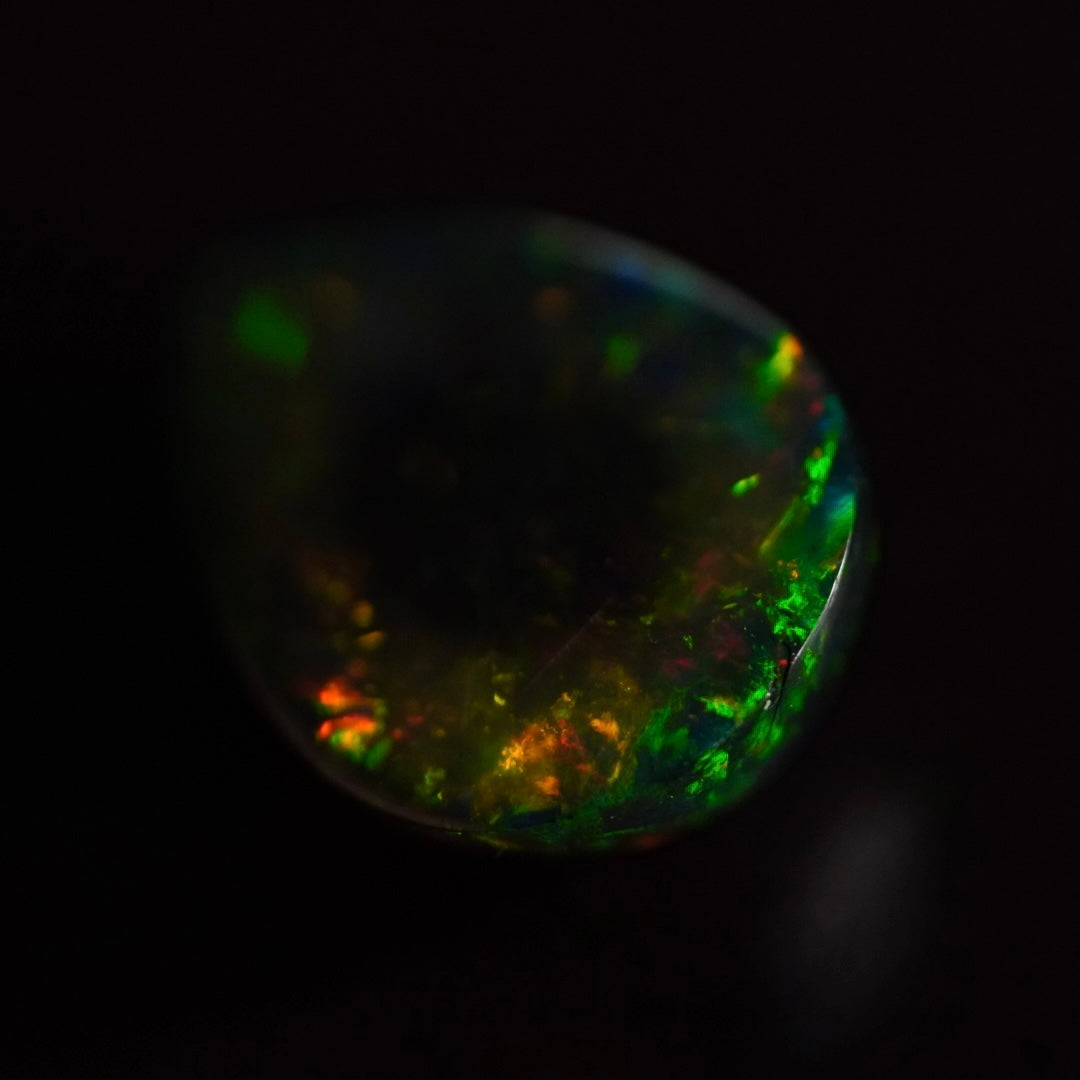 2.70 Karat wunderschöne Farben, dunkler Welo Opal - Ténèbres Opal