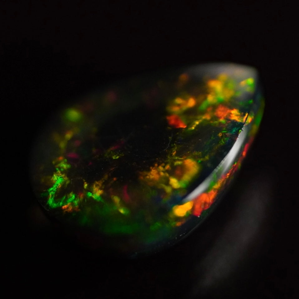 2.70 Karat wunderschöne Farben, dunkler Welo Opal - Ténèbres Opal