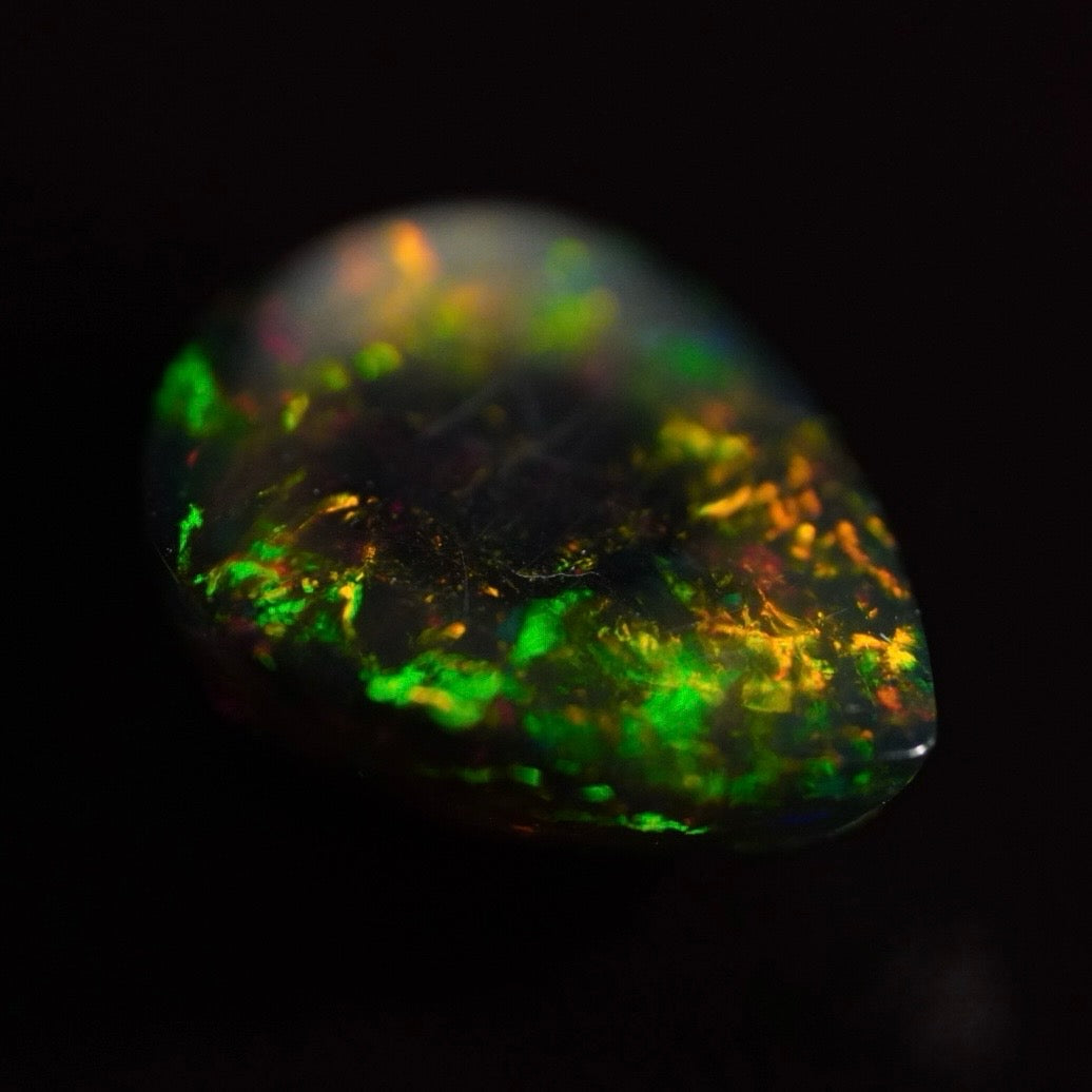 2.70 Karat wunderschöne Farben, dunkler Welo Opal - Ténèbres Opal