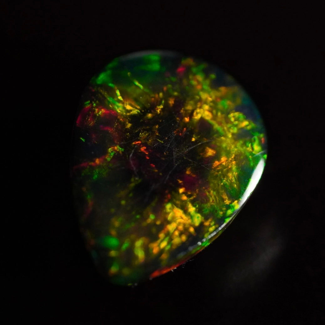 2.70 Karat wunderschöne Farben, dunkler Welo Opal - Ténèbres Opal