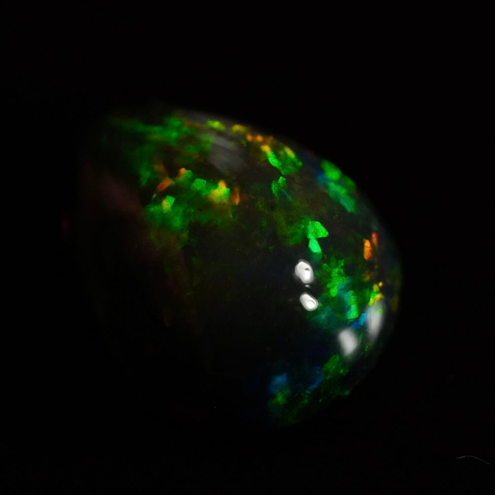2.70 Karat wunderschöne Farben, dunkler Welo Opal - Ténèbres Opal