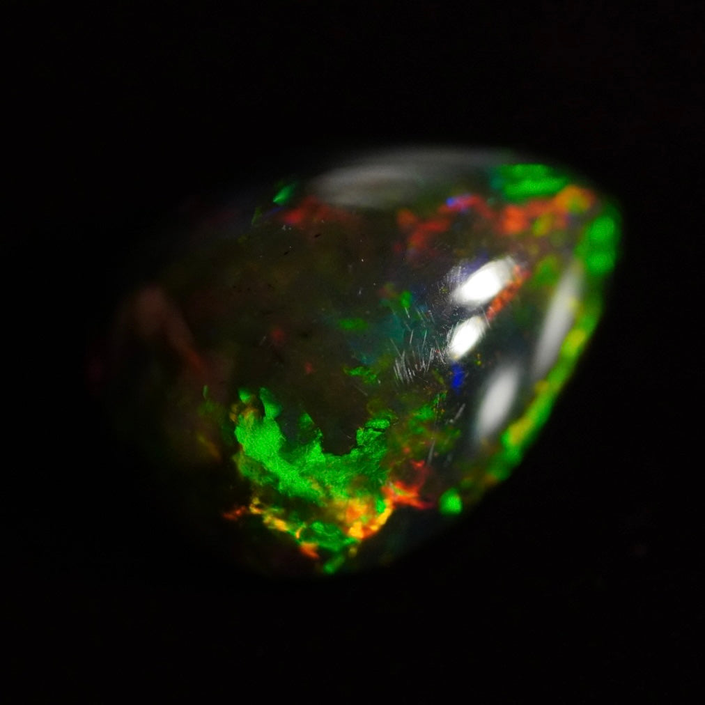 2.70 Karat wunderschöne Farben, dunkler Welo Opal - Ténèbres Opal