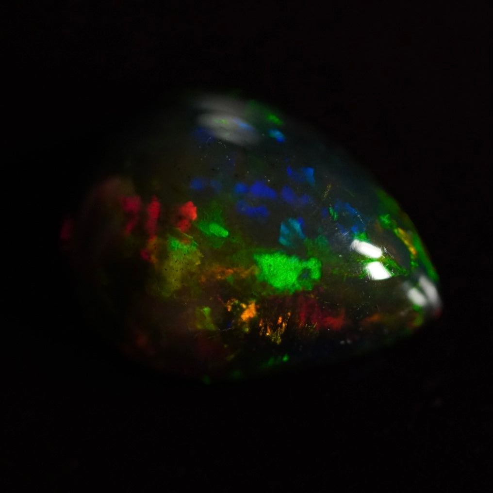 2.70 Karat wunderschöne Farben, dunkler Welo Opal - Ténèbres Opal