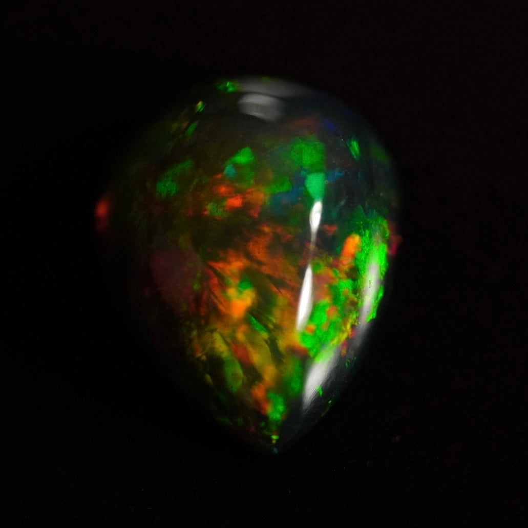 2.70 Karat wunderschöne Farben, dunkler Welo Opal - Ténèbres Opal
