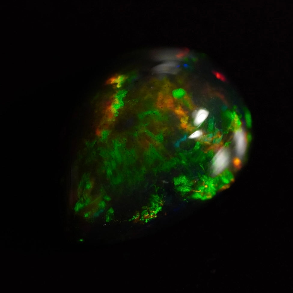2.70 Karat wunderschöne Farben, dunkler Welo Opal - Ténèbres Opal