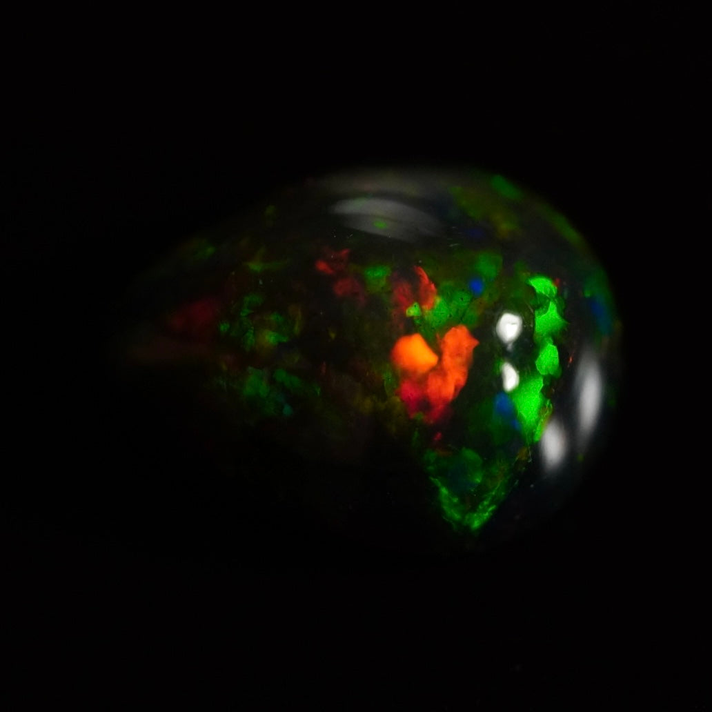 2.70 Karat wunderschöne Farben, dunkler Welo Opal - Ténèbres Opal