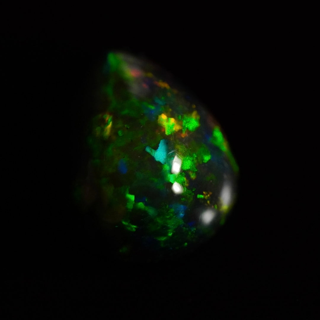 2.70 Karat wunderschöne Farben, dunkler Welo Opal - Ténèbres Opal