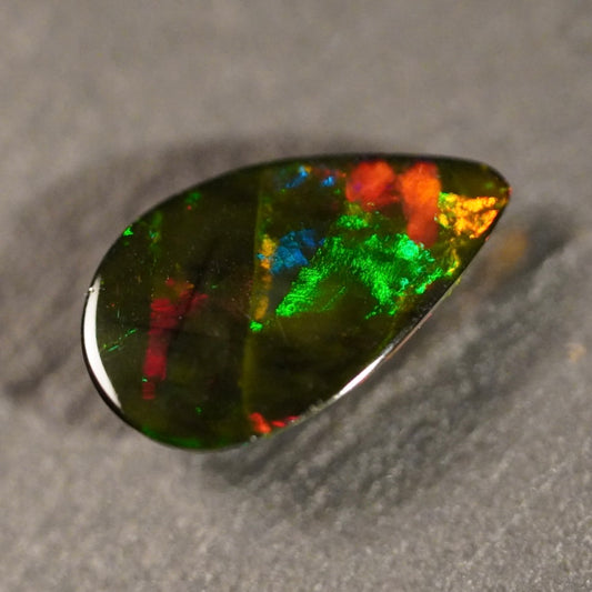 1.57 Karat wunderschöner und rauchiger Farb-Welo-Opal - Juvénile Opal