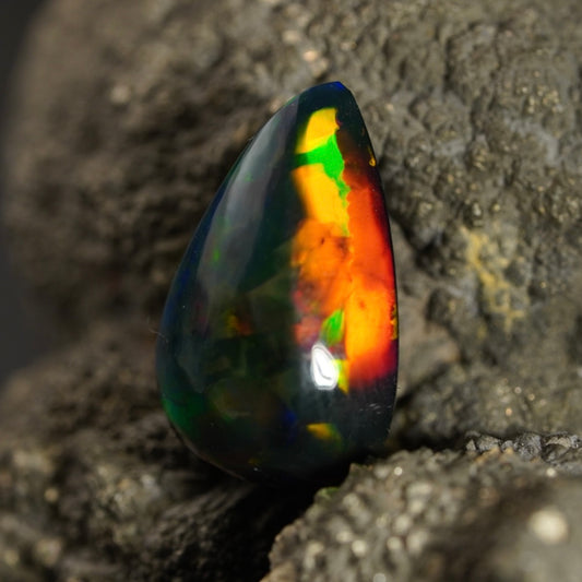2.95 Karat wunderschöner dunkler Welo-Opal - Ténèbres Opal