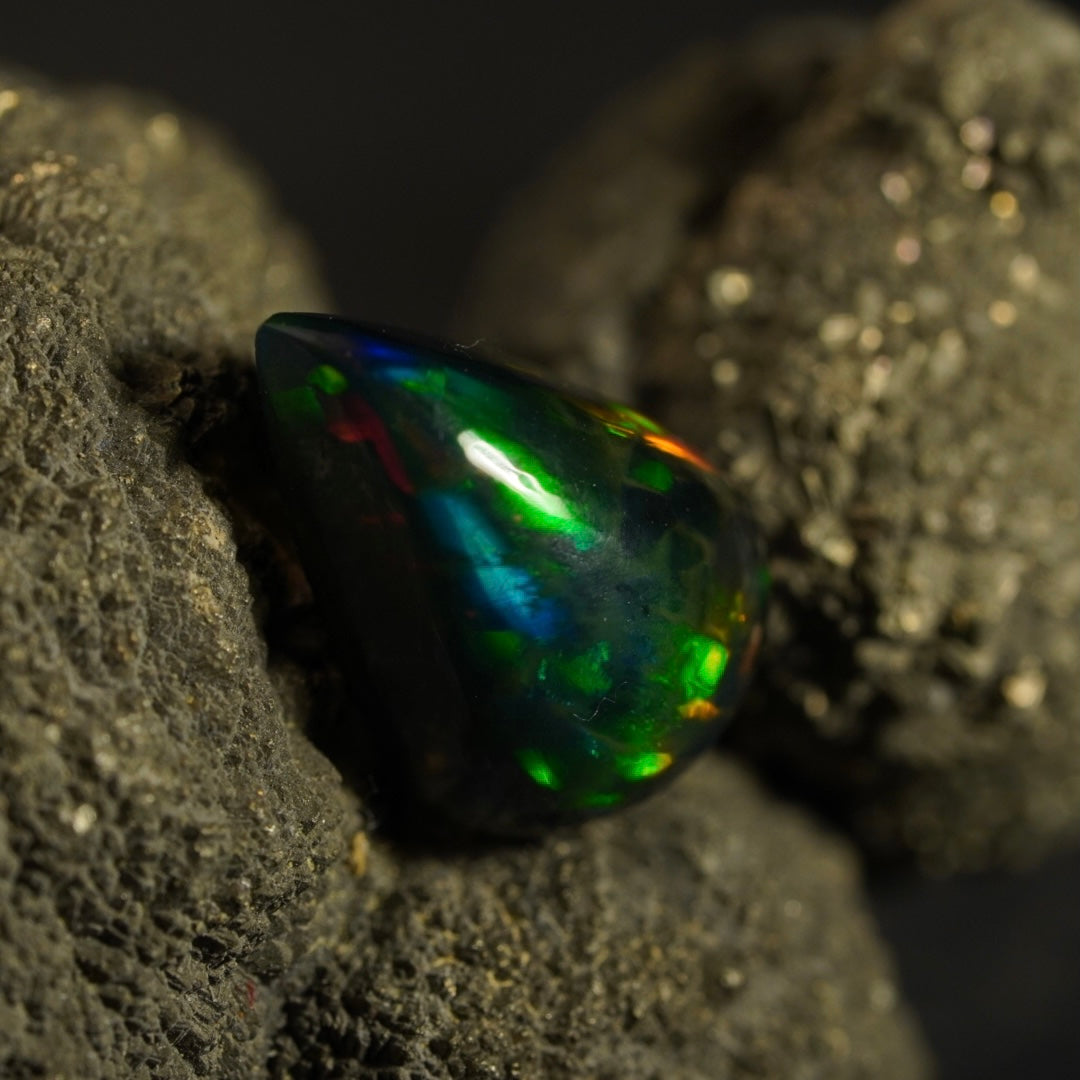 2.95 Karat wunderschöner dunkler Welo-Opal - Ténèbres Opal